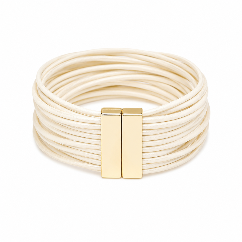 Pulsera multicapa de estilo moderno y elegante, elaborada con finas tiras efecto cuero y cierre magnético dorado color blanco