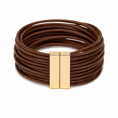 Pulsera multicapa de estilo moderno y elegante, elaborada con finas tiras efecto cuero y cierre magnético dorado color marron