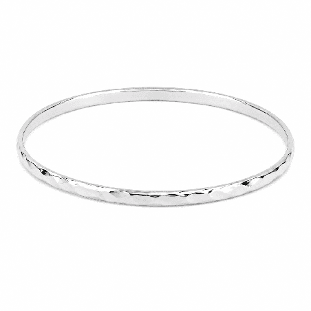 Brazalete fino de diseño elegante con acabado brillante y textura martillada sutil COLOR PLATA