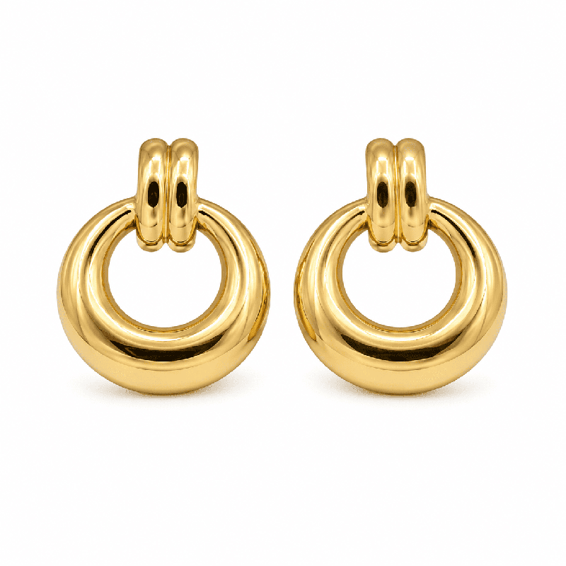 endientes tipo botón con diseño circular moderno y acabado dorado brillante