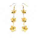 Pendientes largos con delicadas flores doradas y diseño elegante en caída