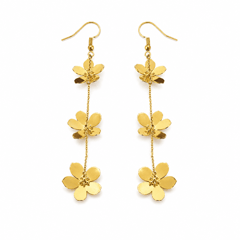 Pendientes largos con delicadas flores doradas y diseño elegante en caída