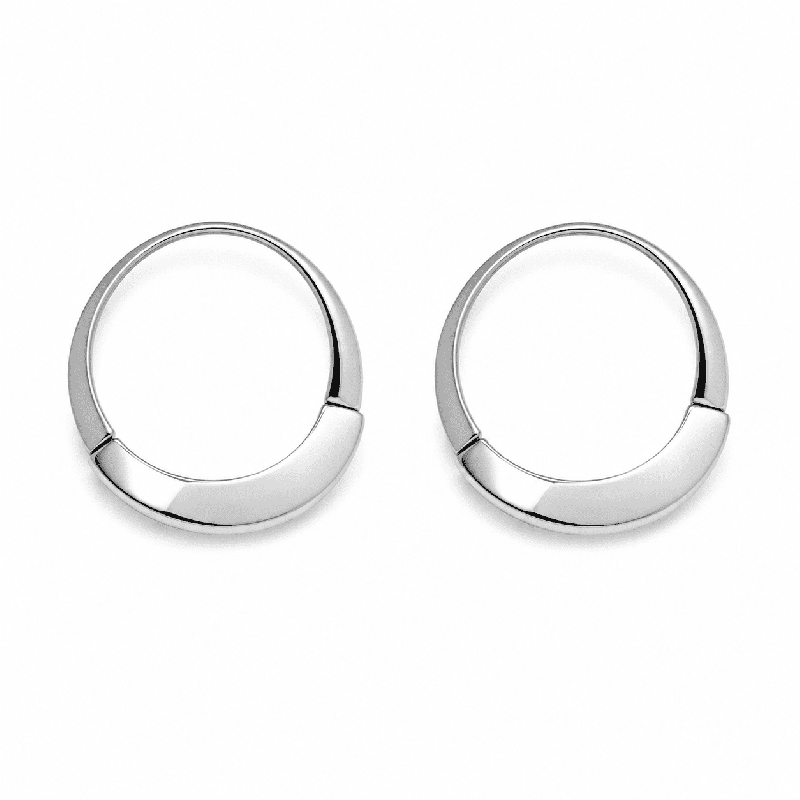 Pendientes tipo aro con diseño minimalista y acabado brillante premium.