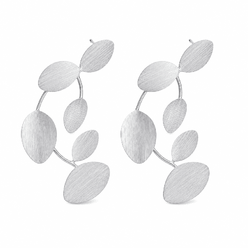 Pendientes largos con diseño inspirado en hojas y acabado satinado premium