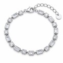 Pulsera elegante con diseño geométrico y acabado brillante premium.