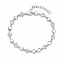 Pulsera de corazones con acabado brillante premium y detalles luminosos que aportan un estilo elegante, femenino y sofisticado.