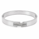 Brazalete rígido de diseño elegante y minimalista con delicados detalles efecto cristal.