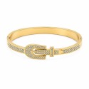 Brazalete rígido de diseño elegante con detalle central tipo hebilla y acabado premium.