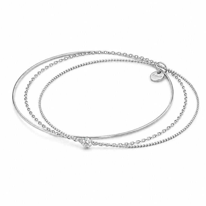 Set de pulseras finas en capas con diseño elegante y minimalista.