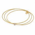 Set de pulseras finas en capas con diseño elegante y minimalista.
