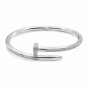Brazalete de diseño moderno y sofisticado con acabado pulido brillante
