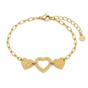 Pulsera con delicado diseño de corazones texturizados y acabado brillante premium.