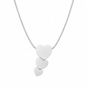 Collar elegante de inspiración romántica compuesto por tres corazones superpuestos en cascada.