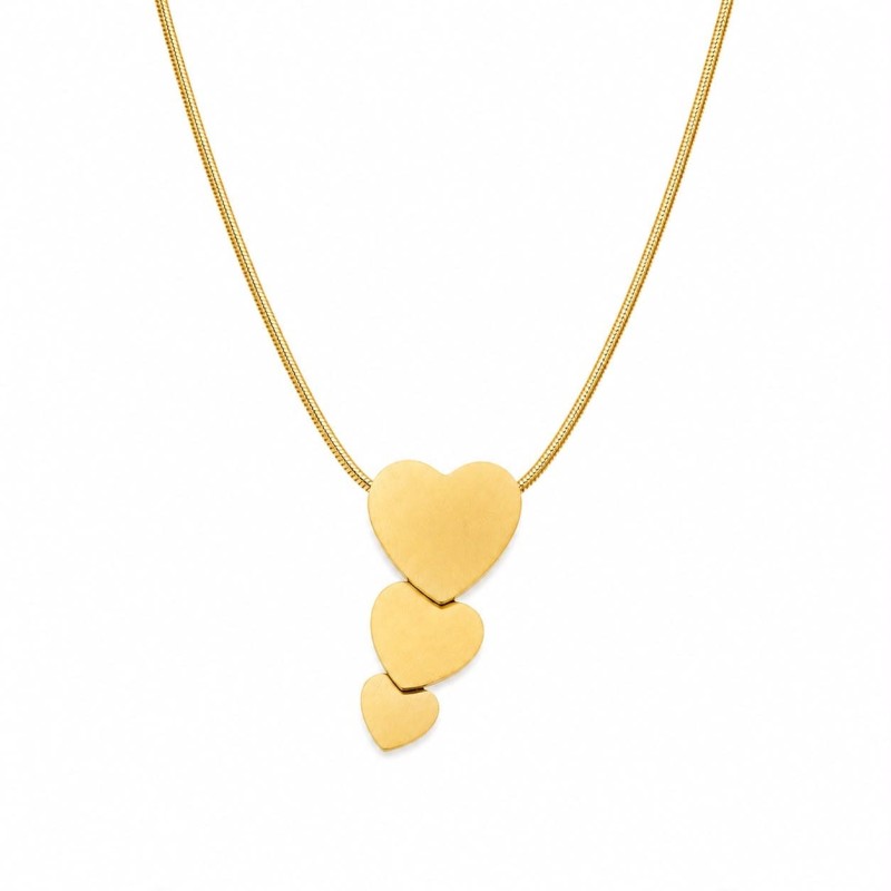 Collar elegante de inspiración romántica compuesto por tres corazones superpuestos en cascada.