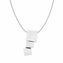 Collar de diseño geométrico contemporáneo compuesto por tres placas cuadradas.
