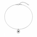 Collar rígido de diseño minimalista con esfera central pulida que aporta equilibrio, sofisticación y modernidad.