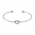 Brazalete de diseño minimalista y sofisticado, con acabado texturizado que aporta un estilo moderno y elegante color plateado