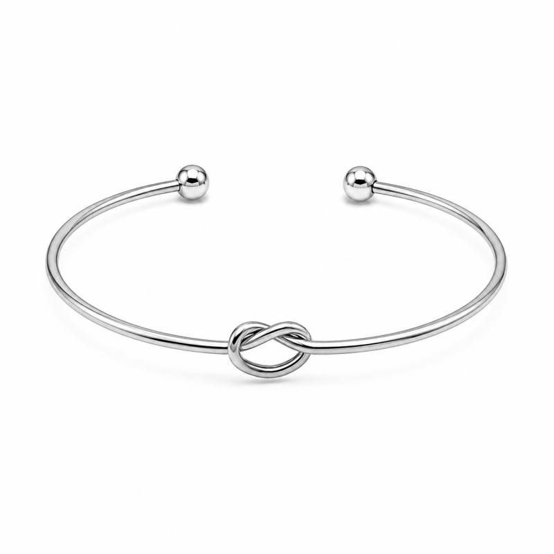 Brazalete de diseño minimalista y sofisticado, con acabado texturizado que aporta un estilo moderno y elegante color plateado