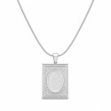 Collar de inspiración clásica y elegante con colgante rectangular texturizado que evoca la belleza.