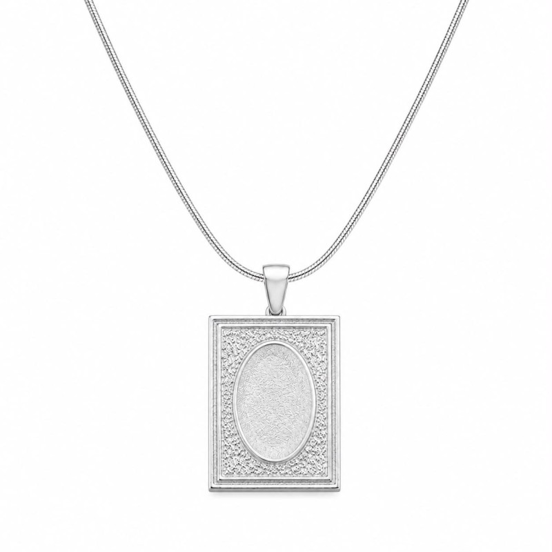 Collar de inspiración clásica y elegante con colgante rectangular texturizado que evoca la belleza.
