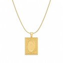 Collar de inspiración clásica y elegante con colgante rectangular texturizado que evoca la belleza.