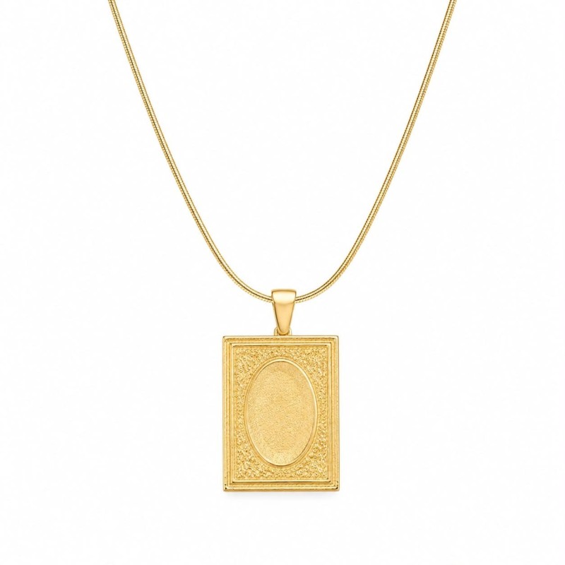 Collar de inspiración clásica y elegante con colgante rectangular texturizado que evoca la belleza.
