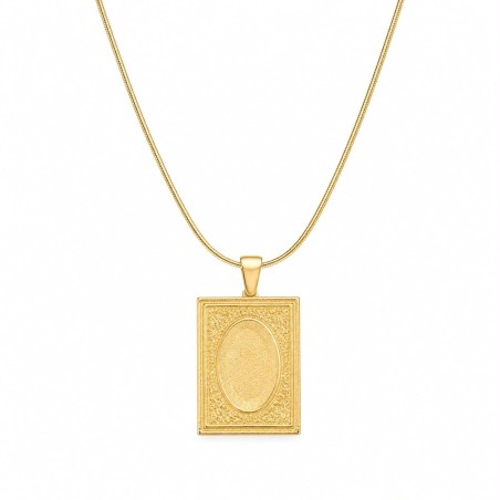 Collar de inspiración clásica y elegante con colgante rectangular texturizado que evoca la belleza.