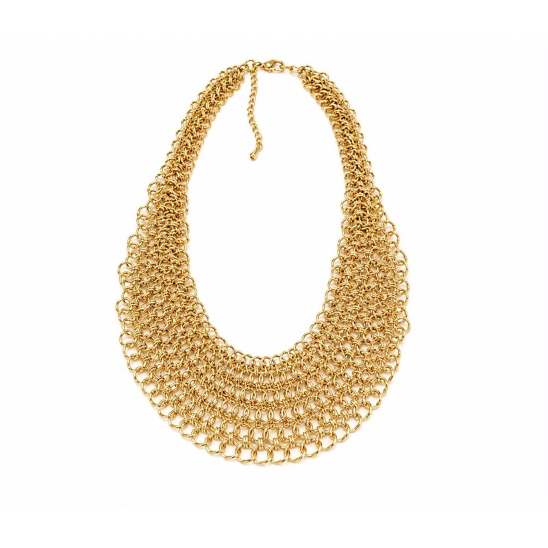 Collar de diseño majestuoso compuesto por múltiples cadenas entrelazadas que crean un espectacular efecto de malla dorada.
