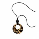 Collar de inspiración salvaje y contemporánea que combina un colgante circular efecto carey.