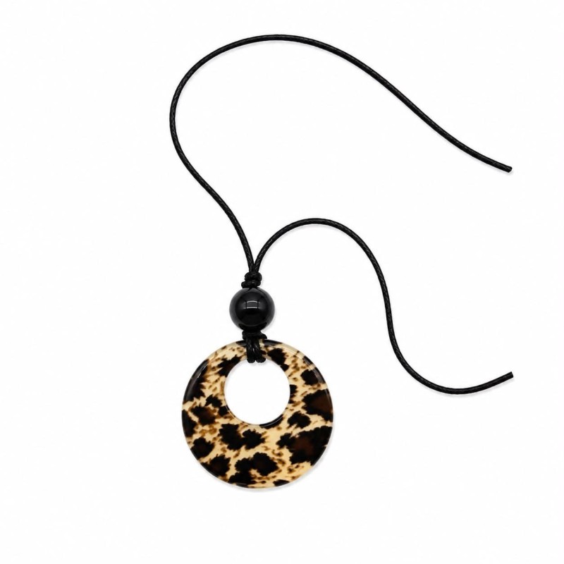 Collar de inspiración salvaje y contemporánea que combina un colgante circular efecto carey.