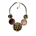 Collar de diseño exclusivo inspirado en la elegancia salvaje de los estampados naturales.