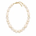 Collar de inspiración elegante y luminosa compuesto por cuentas en tono blanco roto translúcido con delicados matices nacarados.