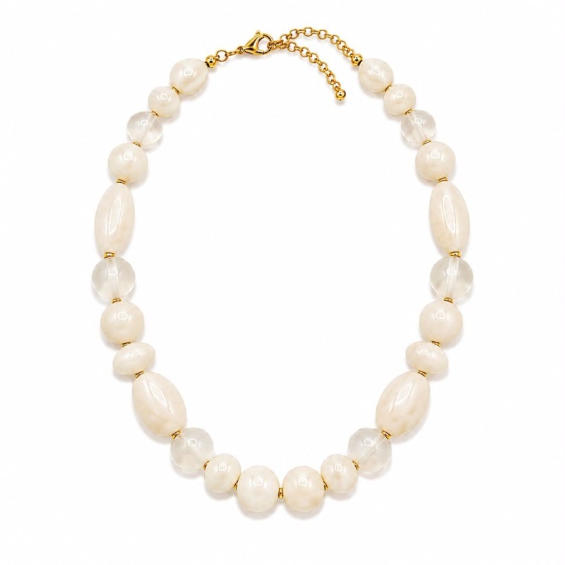 Collar de inspiración elegante y luminosa compuesto por cuentas en tono blanco roto translúcido con delicados matices nacarados.