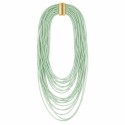 Collar de múltiples vueltas con diseño fluido y contemporáneo que destaca por su intenso tono rojo terracota.
