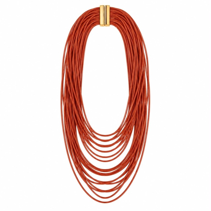 Collar de múltiples vueltas con diseño fluido y contemporáneo que destaca por su intenso tono rojo terracota.