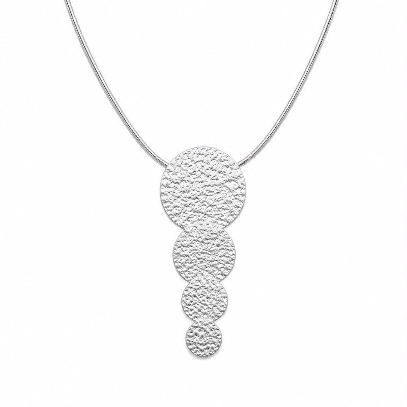 Collar de diseño artístico y contemporáneo compuesto por discos texturizados.
