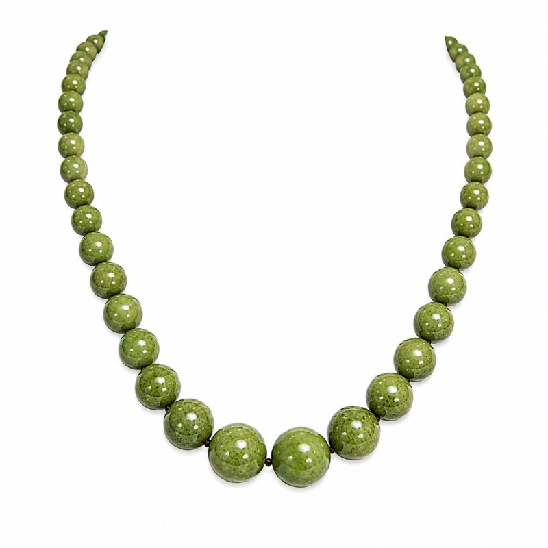 Collar de inspiración contemporánea compuesto por cuentas esféricas de diferentes tamaños.