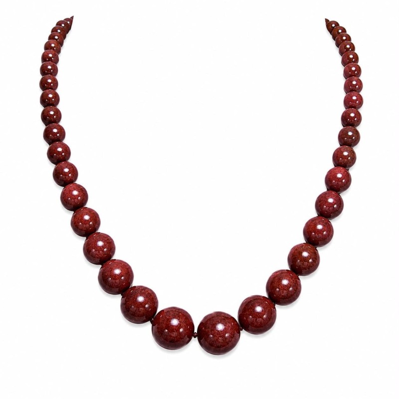 Collar de inspiración contemporánea compuesto por cuentas esféricas de diferentes tamaños.
