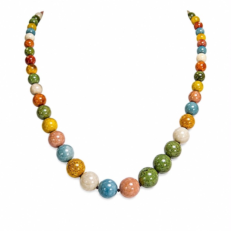 Collar de inspiración contemporánea compuesto por cuentas esféricas de diferentes tamaños.