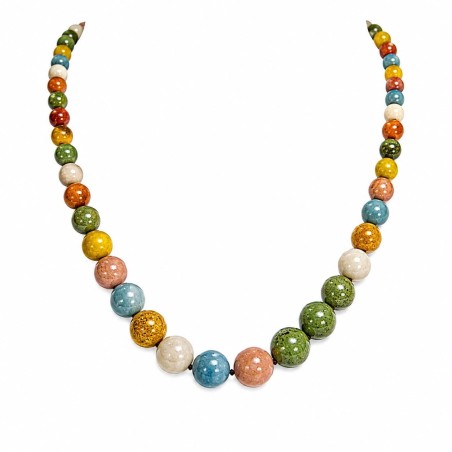 Collar de inspiración contemporánea compuesto por cuentas esféricas de diferentes tamaños.