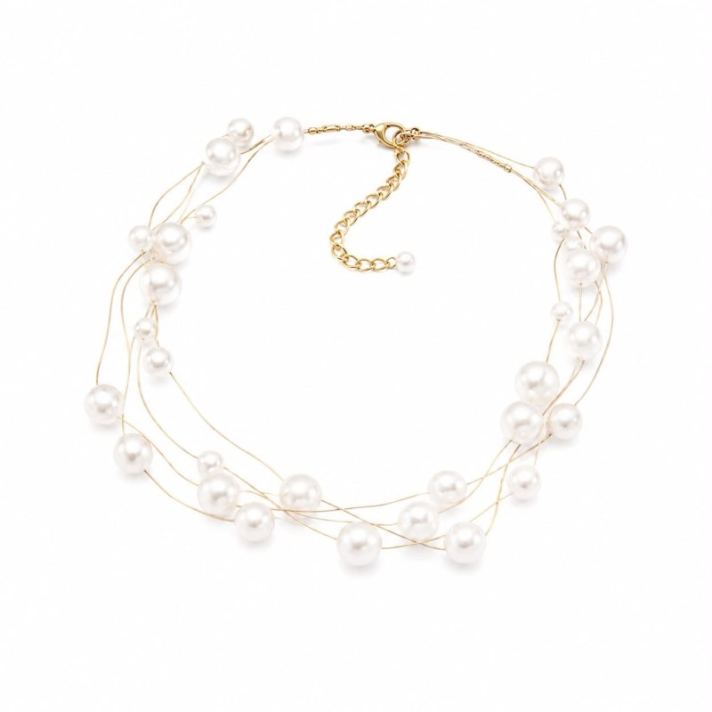 Collar multicapa de inspiración elegante que combina delicadas perlas con esferas metálicas de acabado brillante.