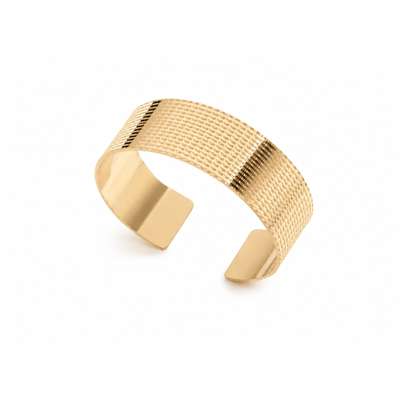 Brazalete de diseño elegante y moderno con acabado texturizado que aporta un estilo sofisticado y atemporal color dorado
