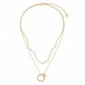 Collar de doble cadena con colgante de círculos entrelazados que simbolizan la unión, la armonía y la elegancia atemporal.