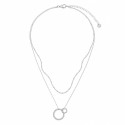 Collar de doble cadena con colgante de círculos entrelazados que simbolizan la unión, la armonía y la elegancia atemporal.