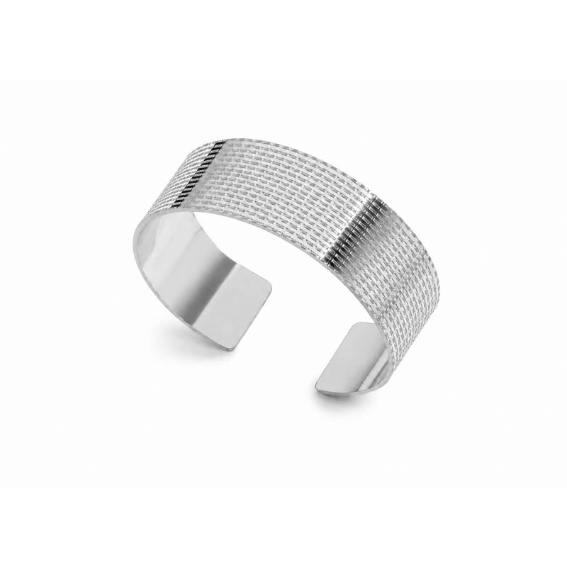 Brazalete de diseño elegante y moderno con acabado texturizado que aporta un estilo sofisticado y atemporal color plata
