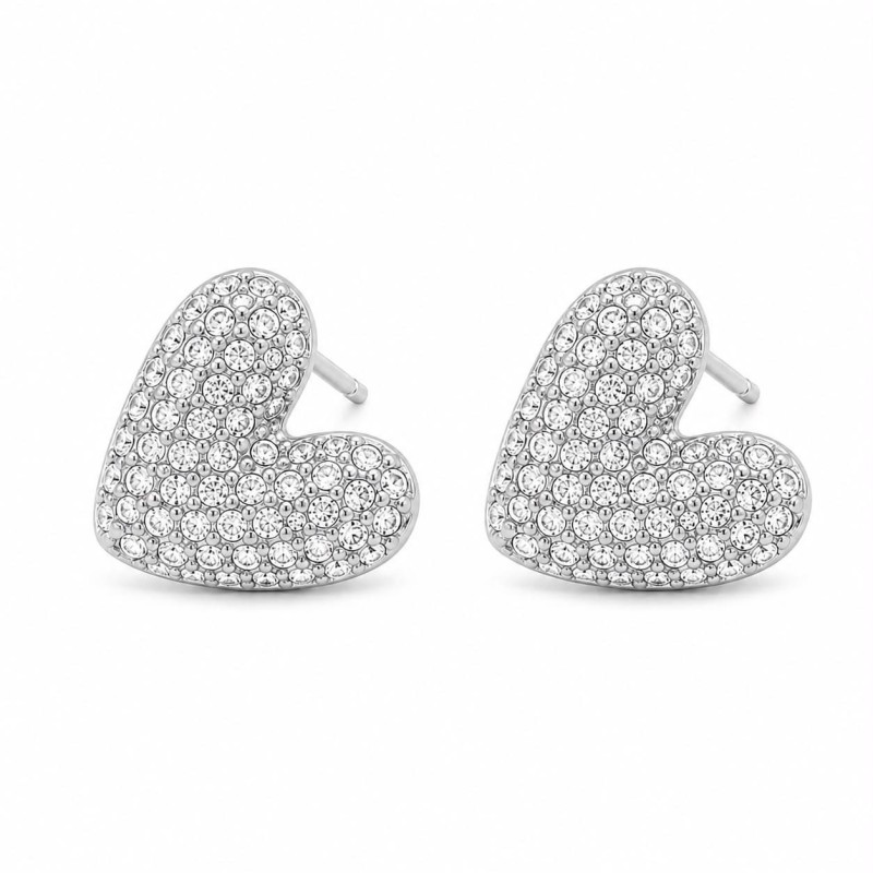 Pendientes de corazón con pavé de circonitas que combinan brillo, elegancia y sofisticación en una pieza atemporal.