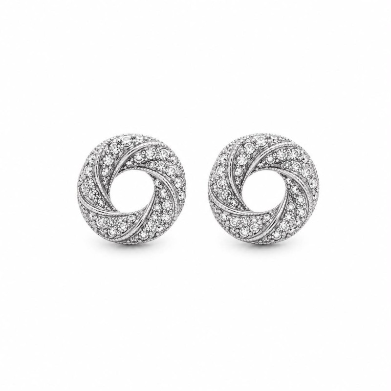 Pendientes de diseño circular con pavé de circonitas y acabado brillante que aportan una elegancia sofisticada y atemporal.