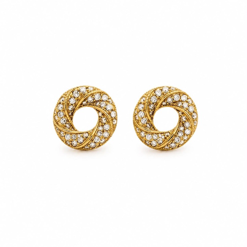 Pendientes de diseño circular con pavé de circonitas y acabado brillante que aportan una elegancia sofisticada y atemporal.