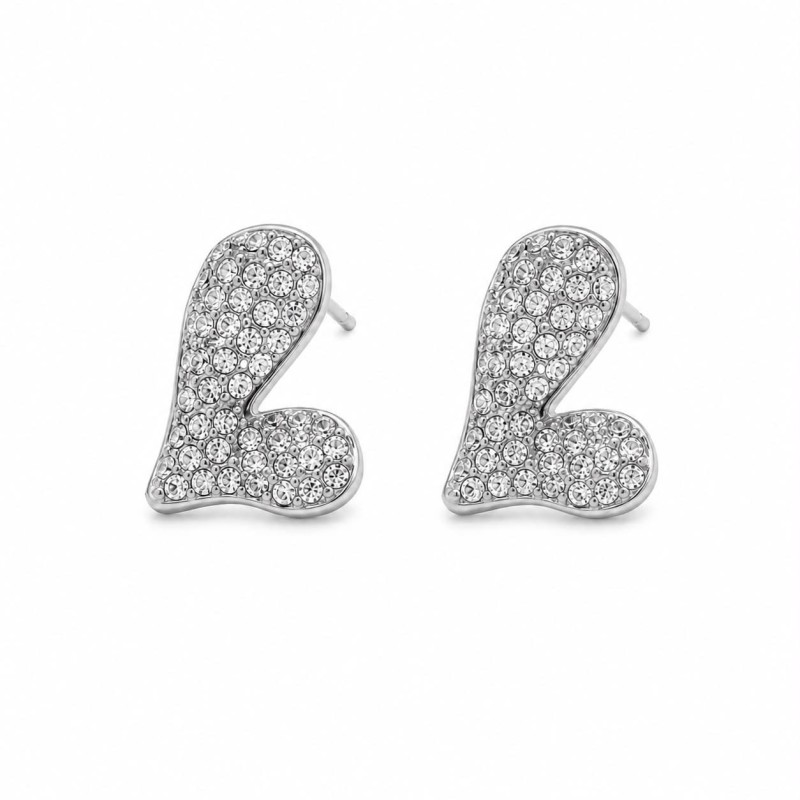 Pendientes en forma de corazón con pavé de circonitas que aportan un brillo sofisticado y elegante.