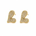 Pendientes en forma de corazón con pavé de circonitas que aportan un brillo sofisticado y elegante.